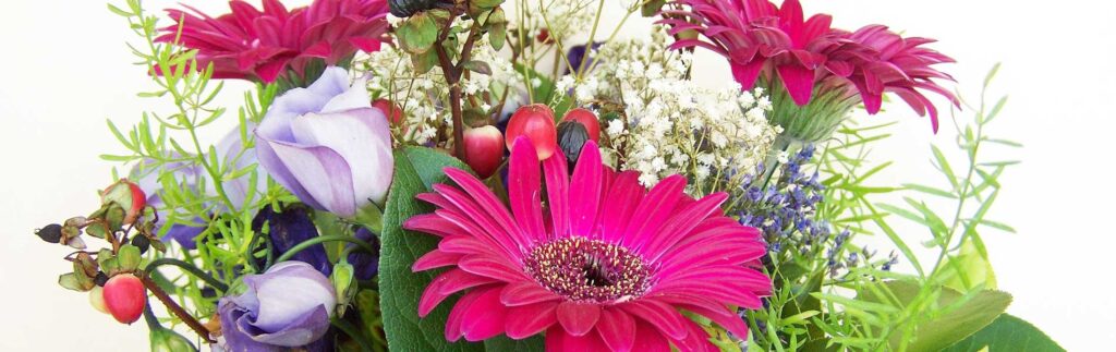 夏の花を使ったアレンジメントを多数展示・販売いたします。
